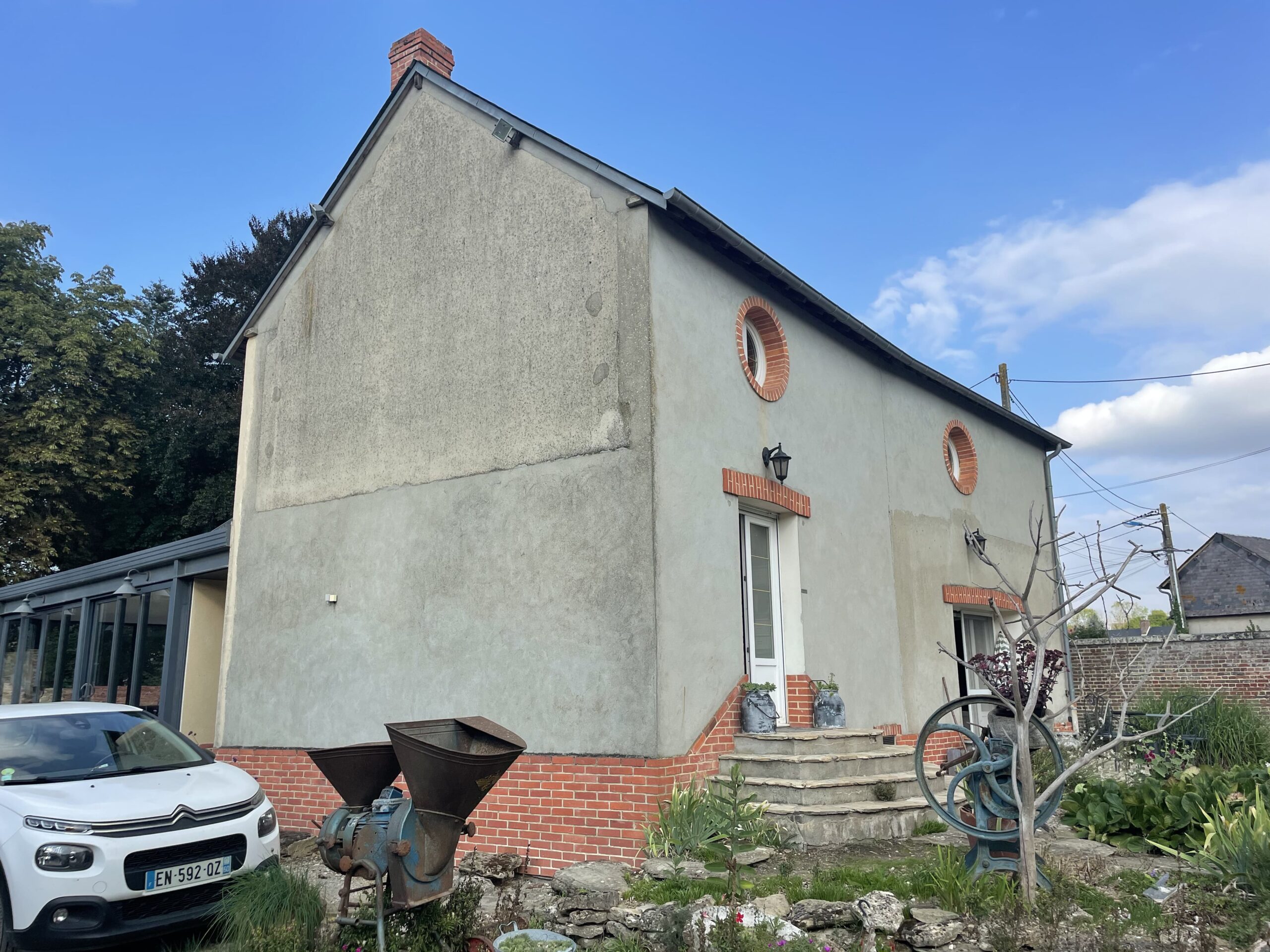 Maison en colombages avec un enduit ciment