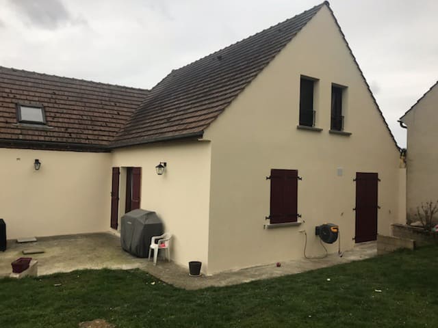 Ravalement de façade monocouche sur une maison traditionnel