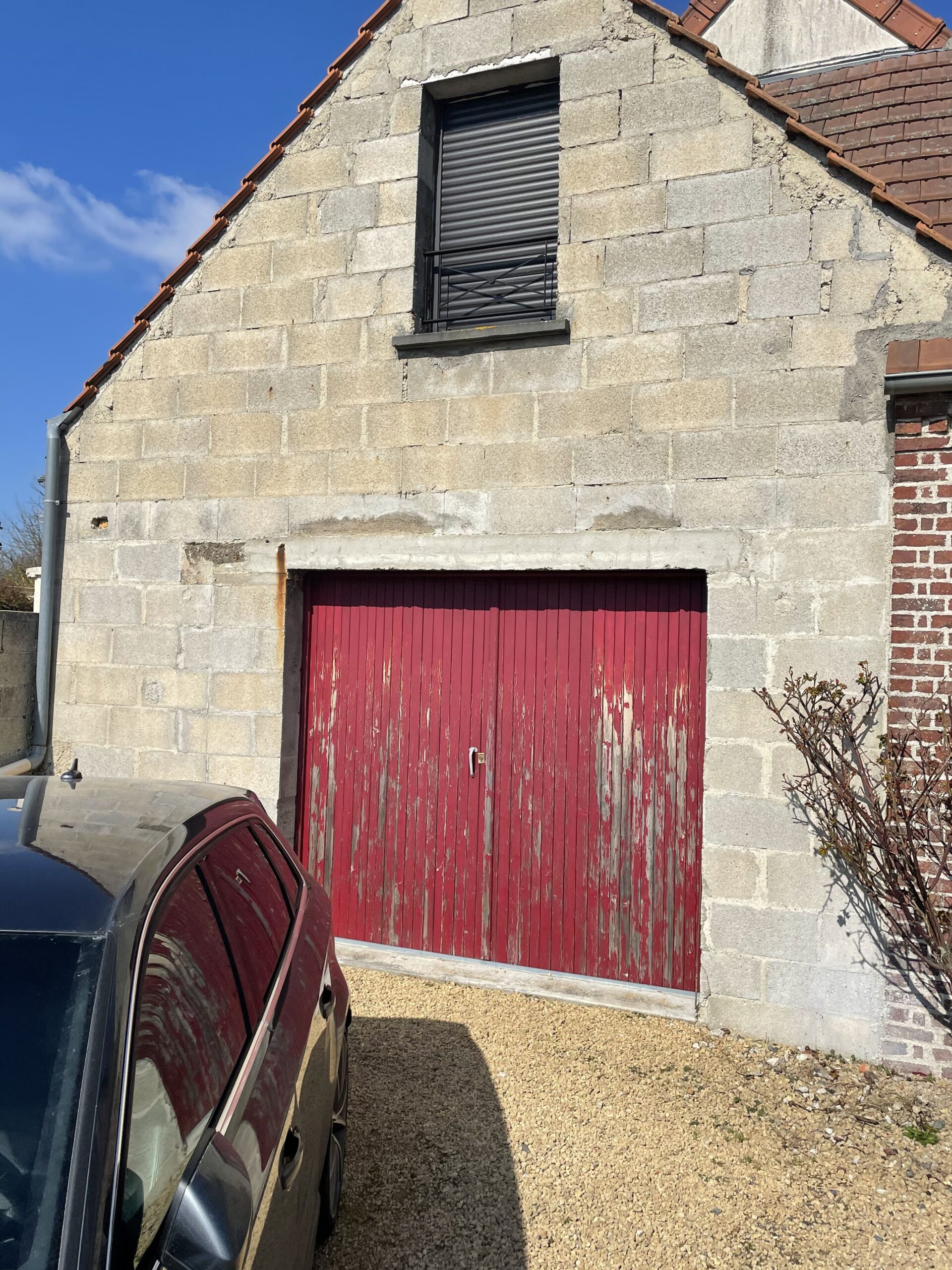 Mur en parpaing brut