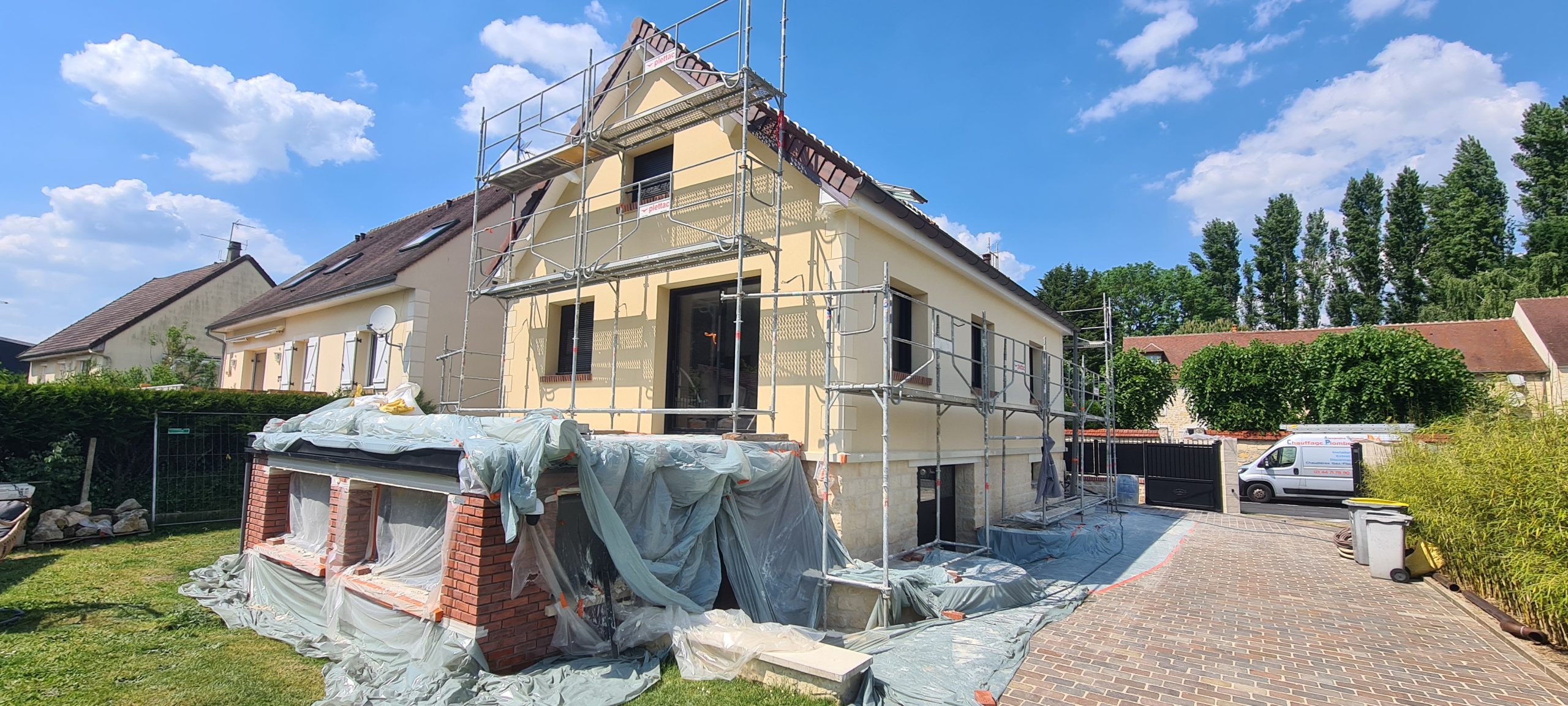 Chantier en cours de ravalement de façade d'un enduit monocouche à Gouvieux