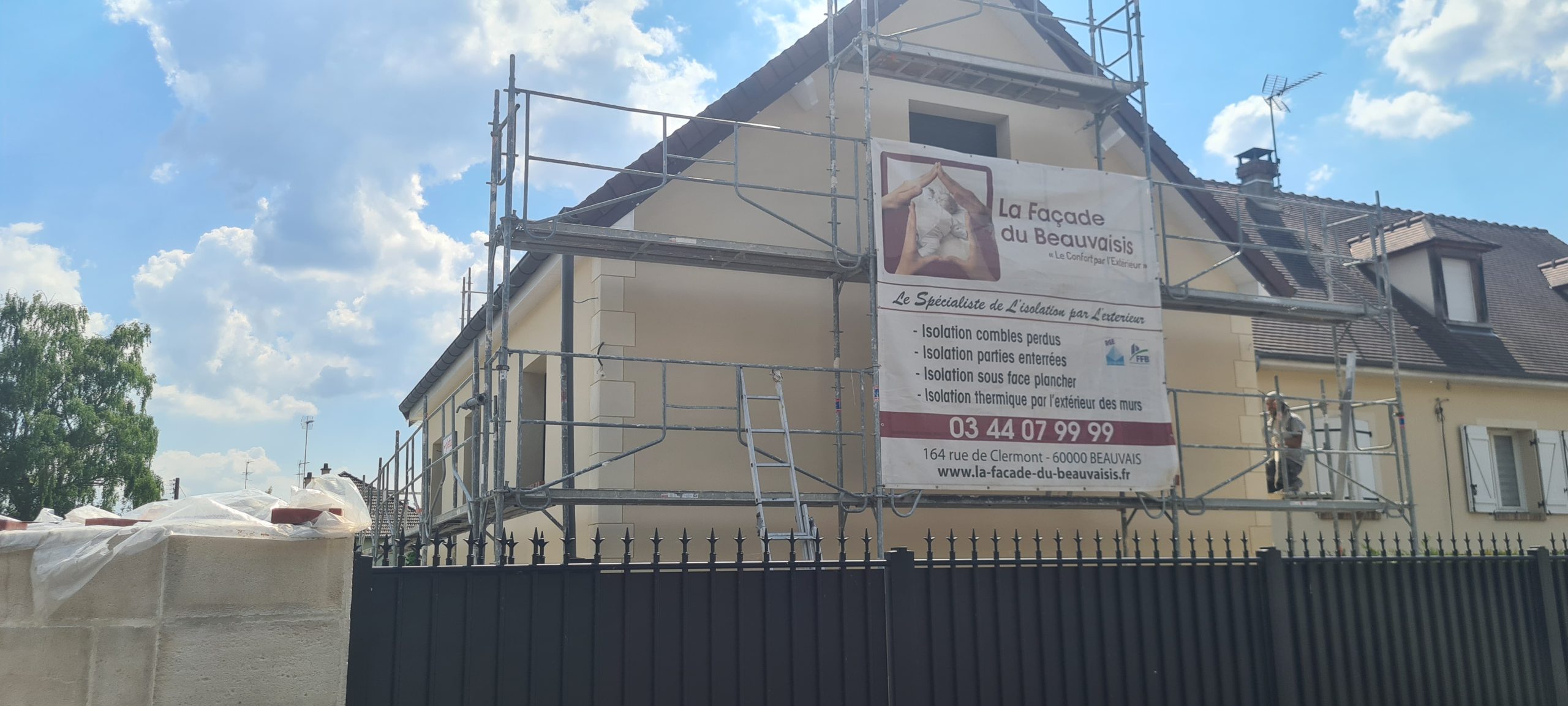 Chantier en cours de ravalement de façade d'un enduit monocouche à Gouvieux