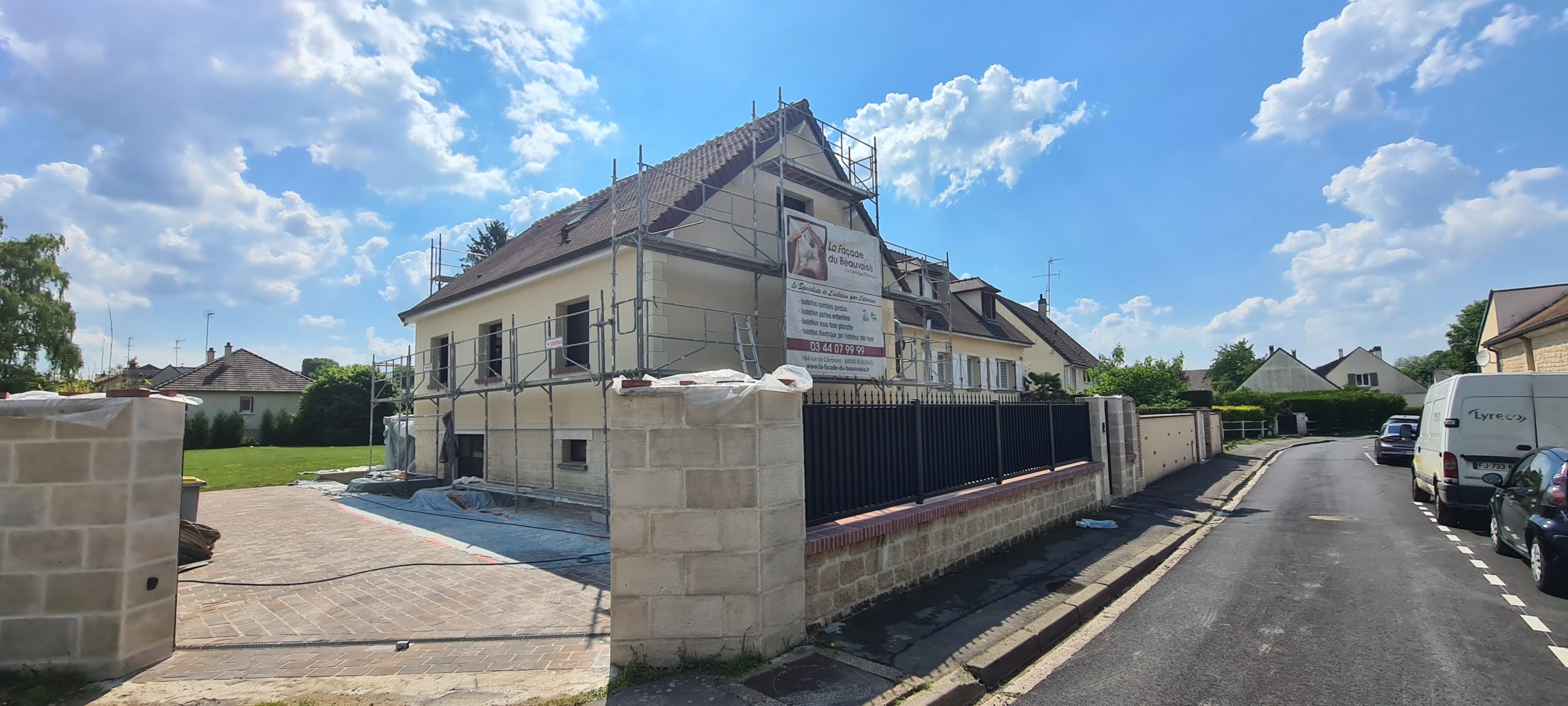 Chantier en cours de ravalement de façade d'un enduit monocouche à Gouvieux