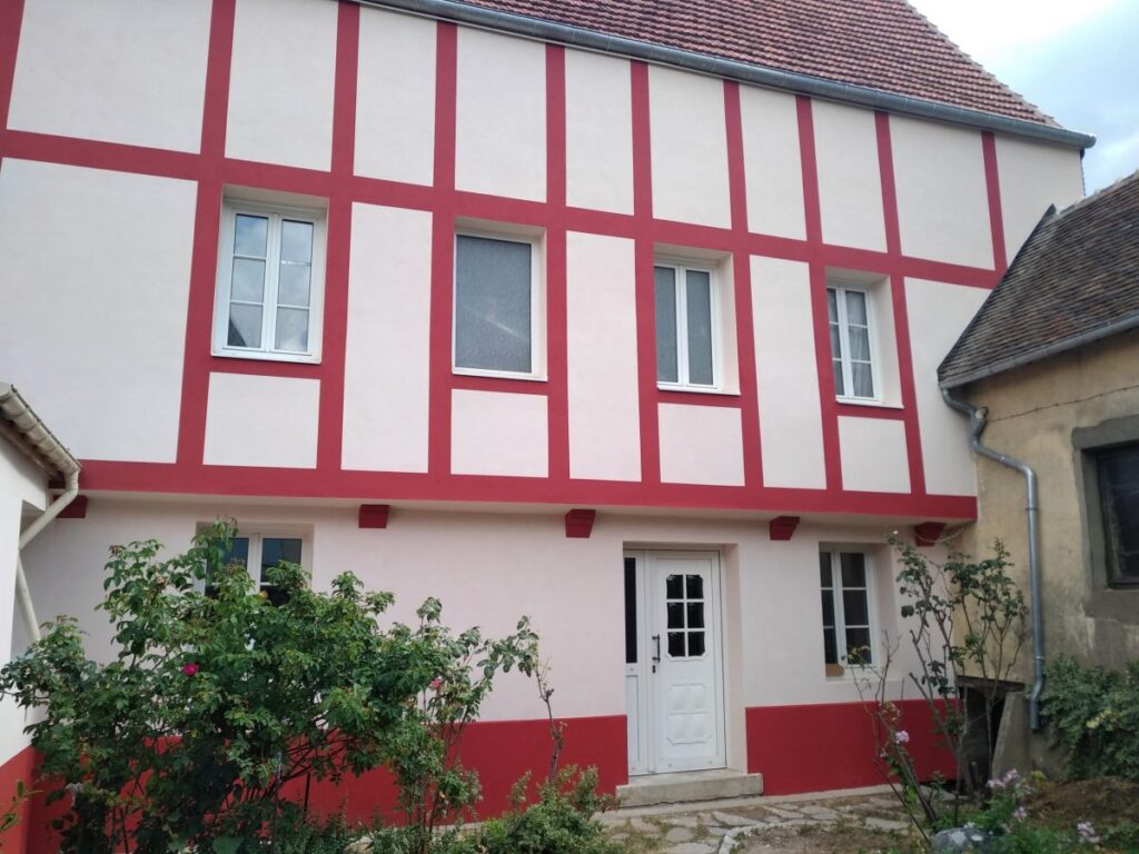réalisation terminée façade du beauvaisis maison blanche et rouge